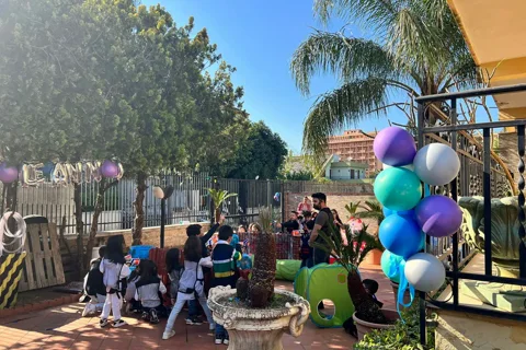 Bambini con pistole Nerf a una festa Fortnite all'aperto