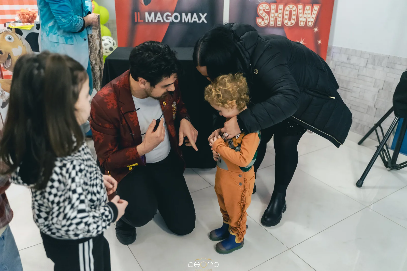 Il mago con un bambino e il suo papà