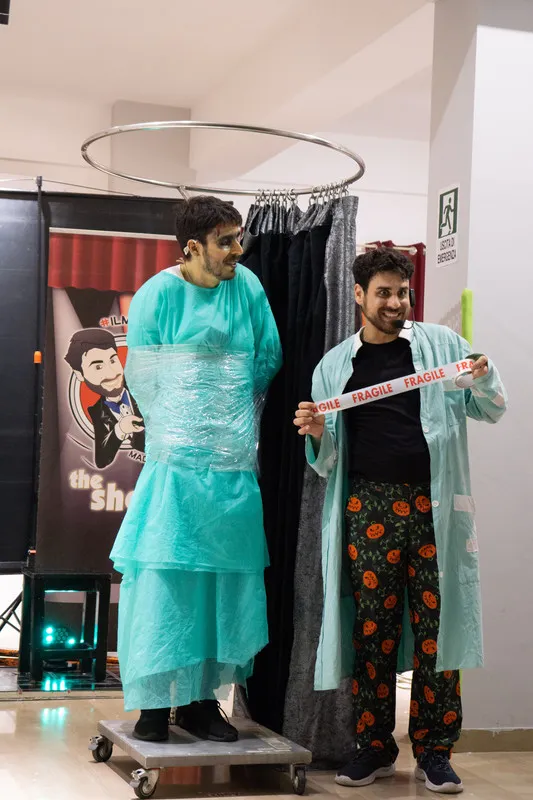 Il Mago Max e Mignolstein su una pedana durante un numero dello show