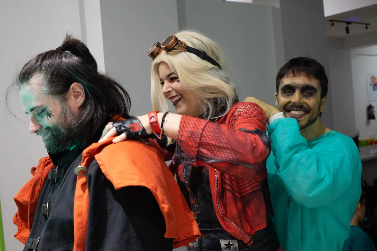 Risate con gli ospiti in costume a fine spettacolo