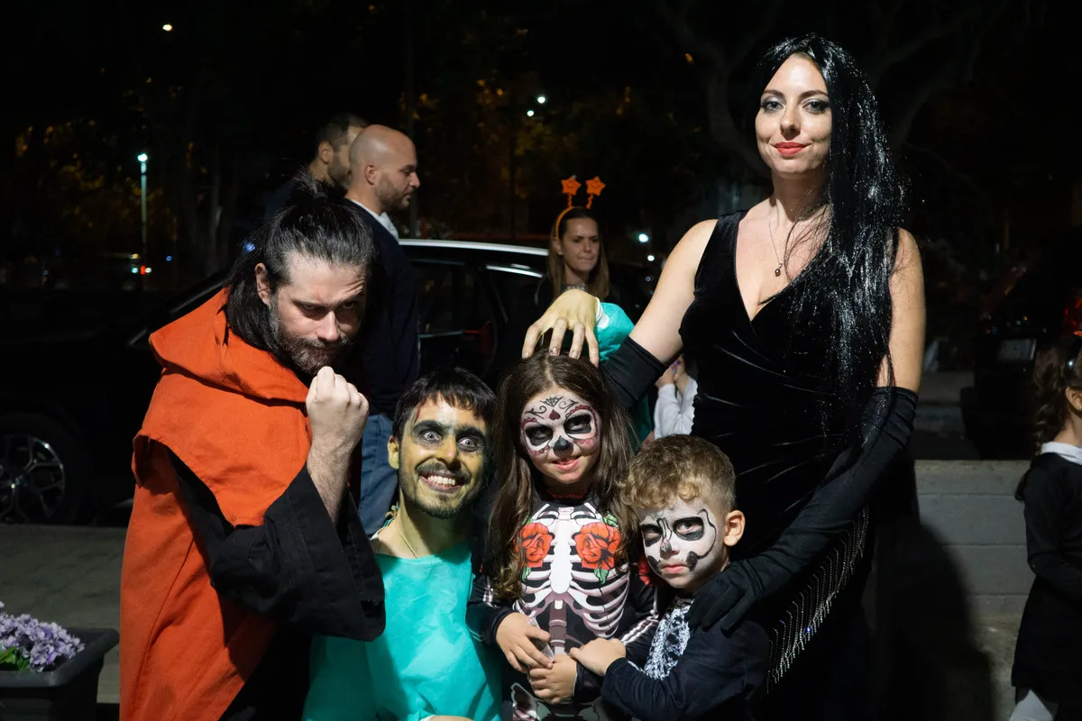 Foto di gruppo con una famiglia truccata da scheletri