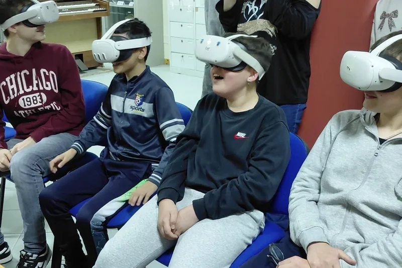 Bambini con il visore di realtà virtuale durante una festa