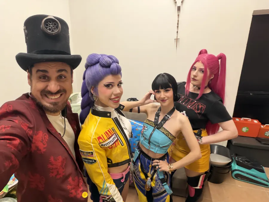 Backstage con le performer Huntrix Rumi Mira e Zoey