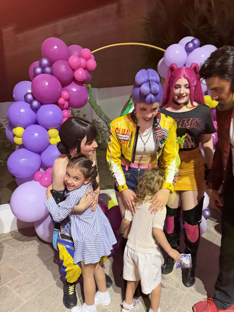 Le performer Huntrix abbracciano le bambine al meet and greet