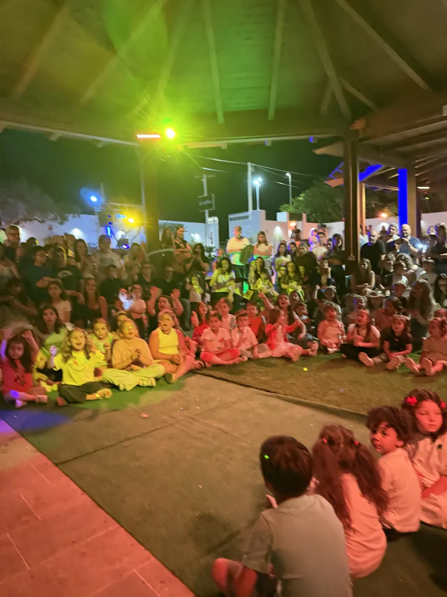 Platea di bambini a una festa Huntrix in Sicilia