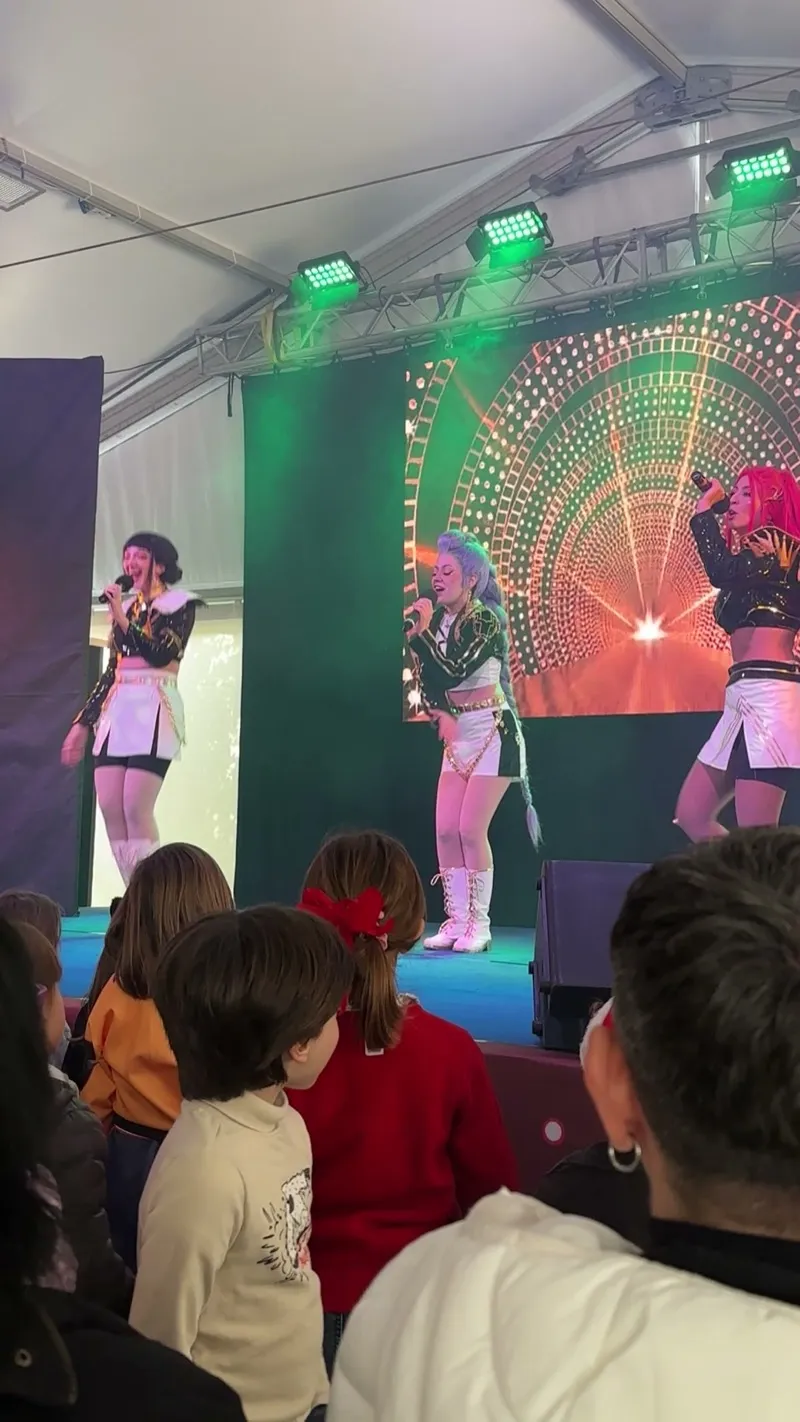 Bambini che si divertono alla festa KPop