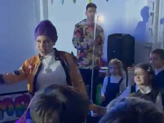 Rumi delle Huntrix balla e gioca con i bambini a una festa