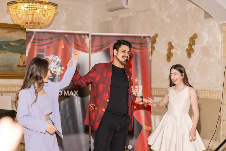Il Mago Max coinvolge il pubblico durante lo spettacolo a una festa