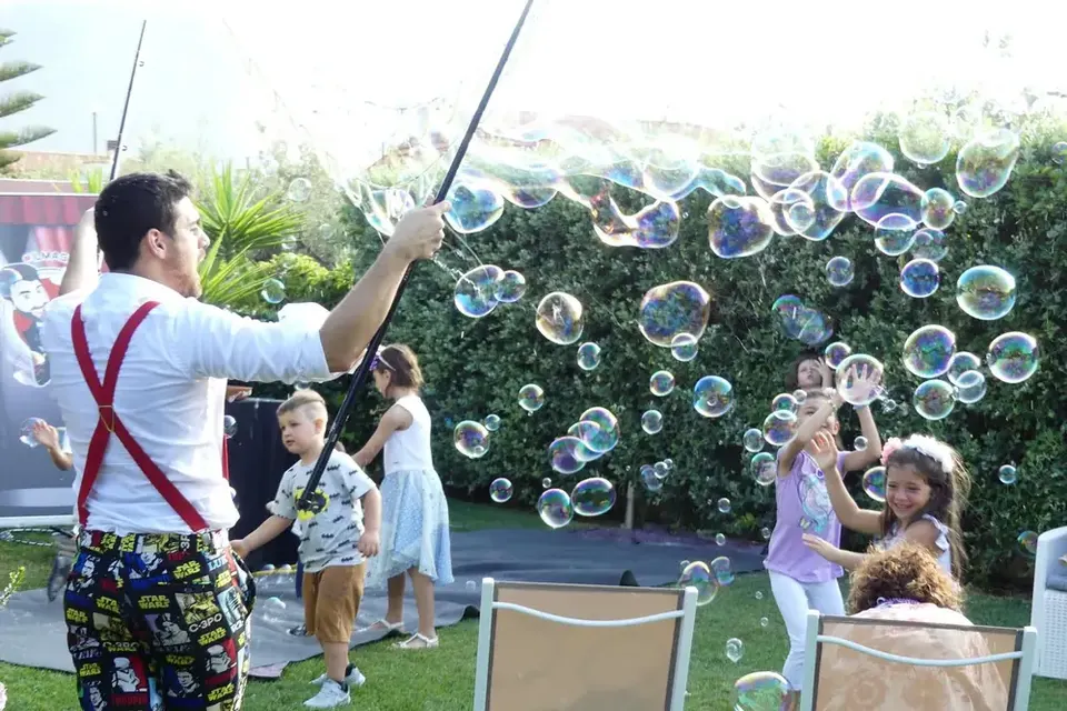 Bubble show con bolle di sapone giganti a una festa per bambini