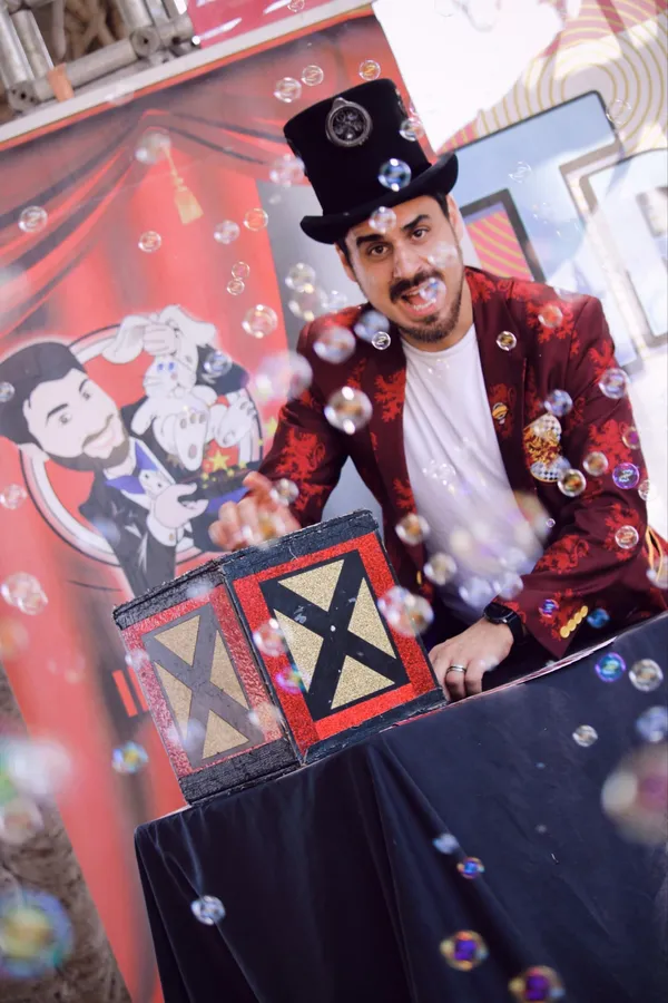 Il Mago Max visto al Trapani Comix 2026 con le scatole magiche e le bolle di sapone