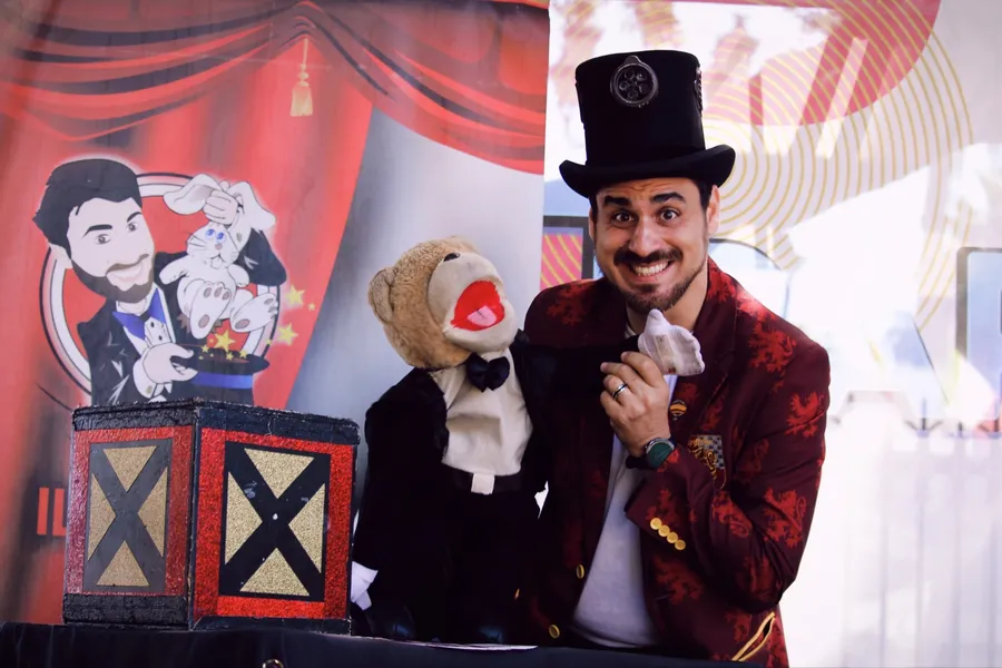 Spettacolo di ventriloquia del Mago Max al Trapani Comix, festival del fumetto di Trapani