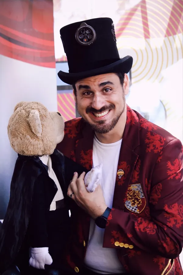 Il Mago Max con il pupazzo ventriloquo sul palco del Trapani Comix 2026