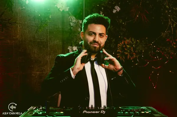 DJ Alex Caravella — DJ & Intrattenitore Professionista