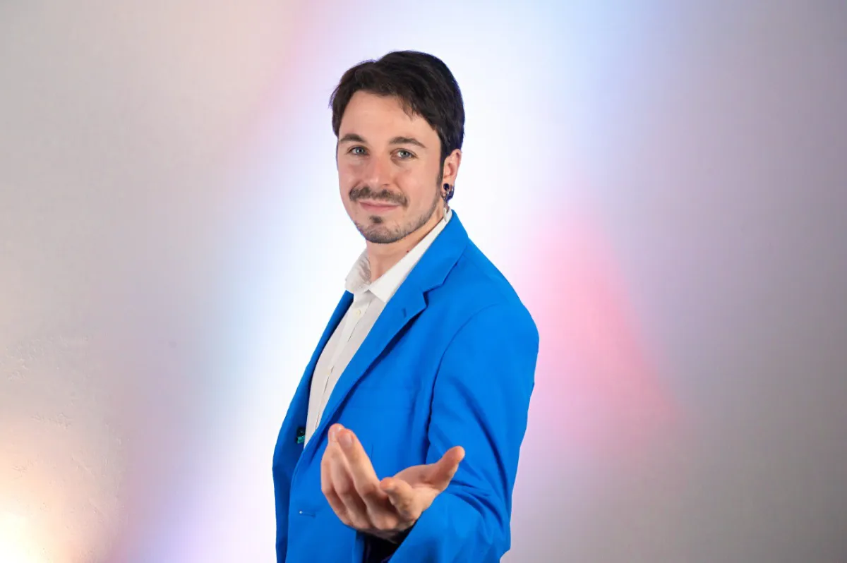 Mago Mignolo sorridente, animatore per feste di compleanno