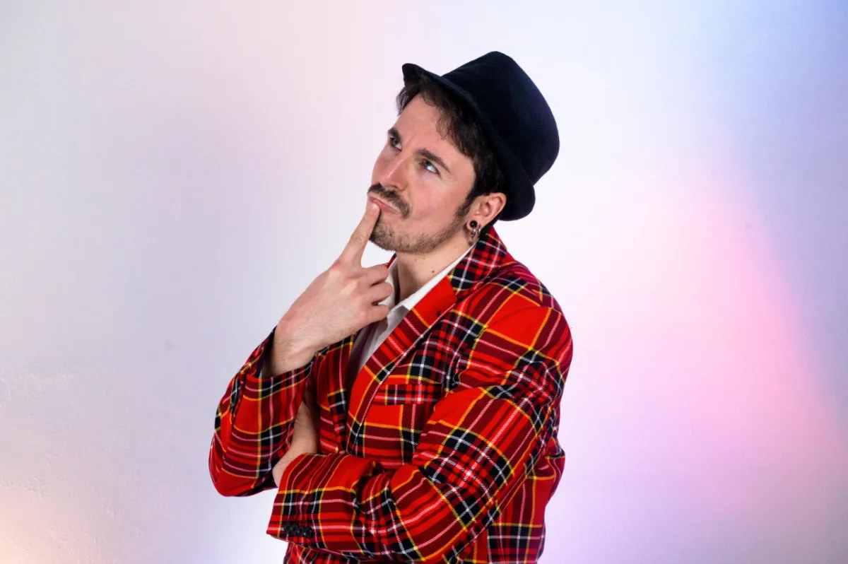Mago Mignolo in versione mago, cappello e bacchetta