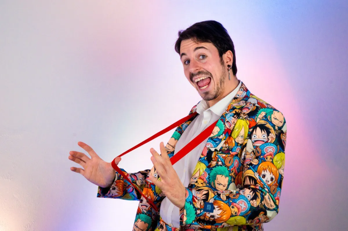 Mago Mignolo con giacca colorata, animatore per bambini