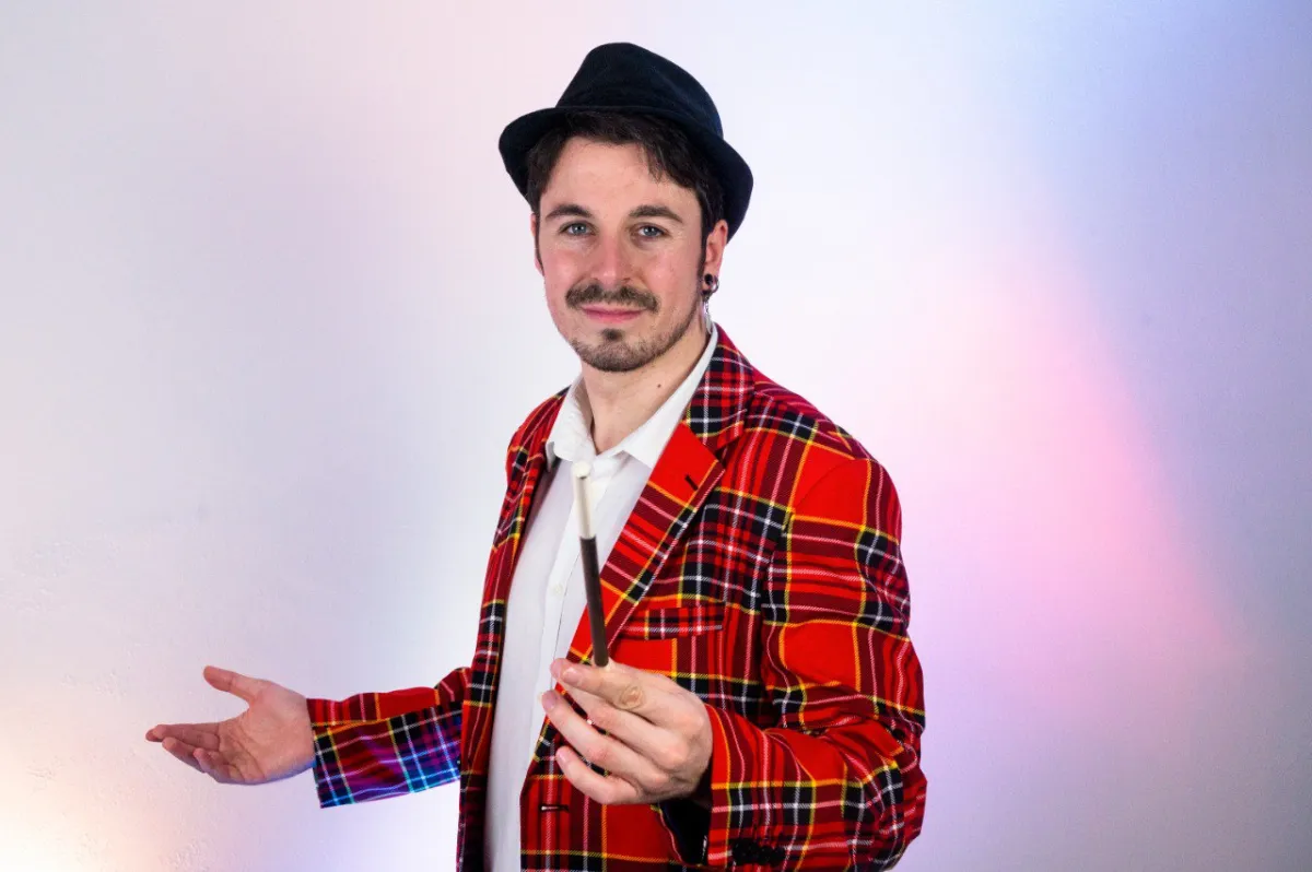 Mago Mignolo mago con bacchetta magica e cappello