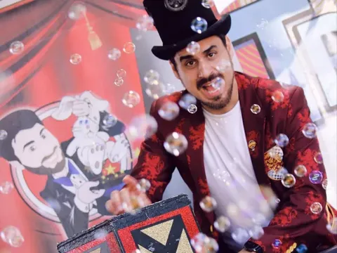 Il Mago Max in scena a un evento in piazza