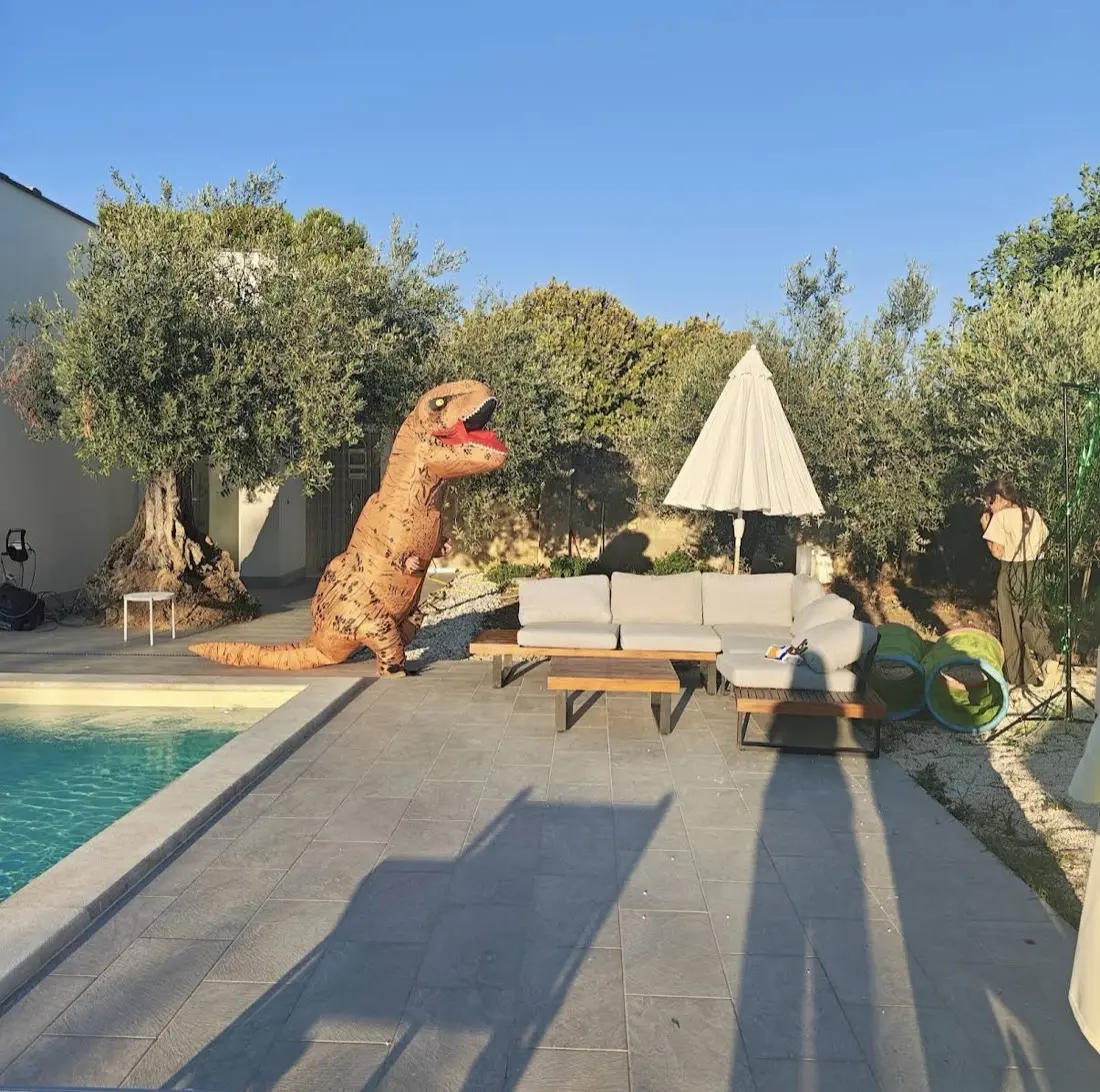 T-Rex gonfiabile a bordo piscina durante una festa Jurassic World