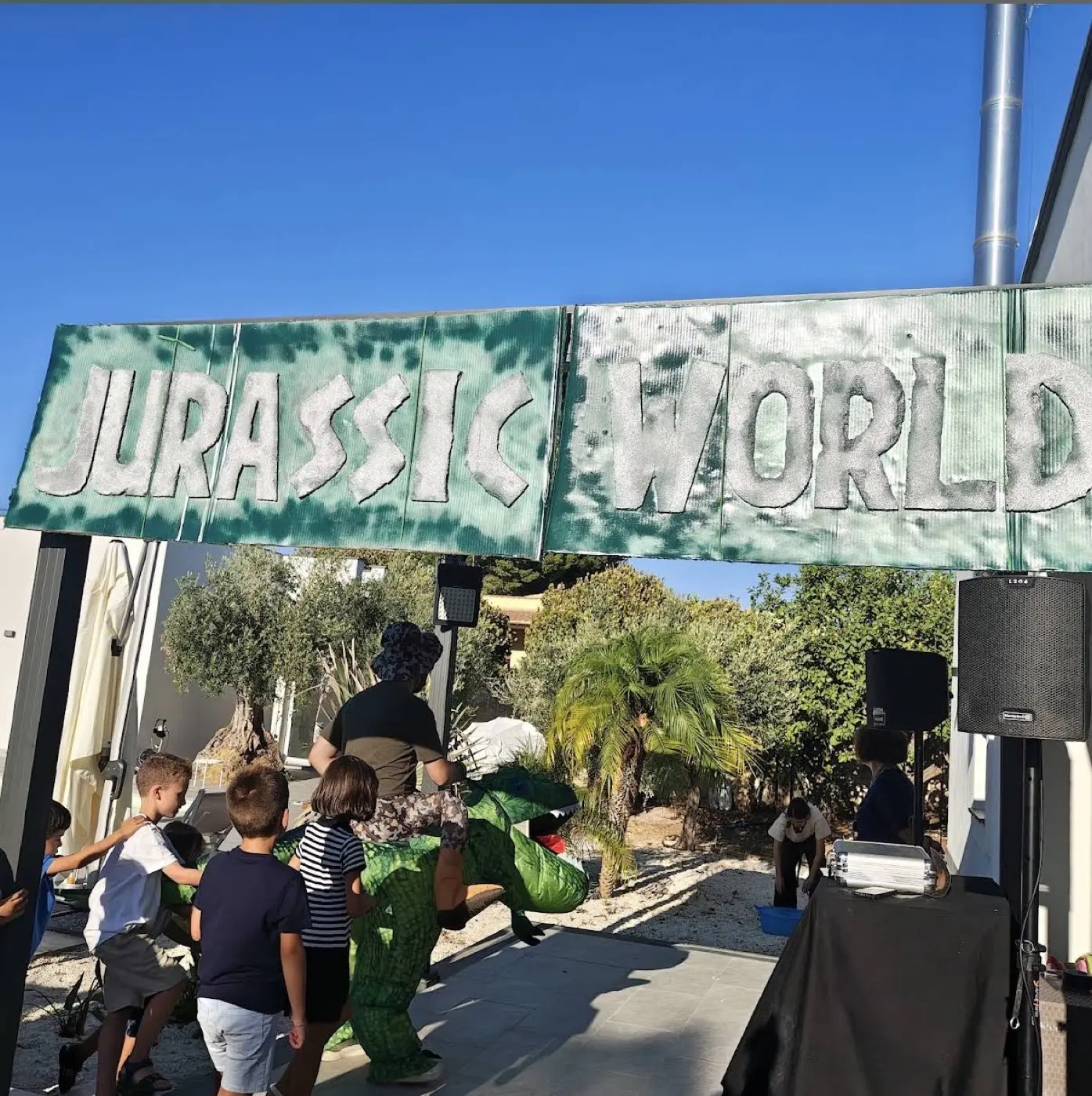 Cartello Jurassic World allestito per festa di compleanno bambini in Sicilia