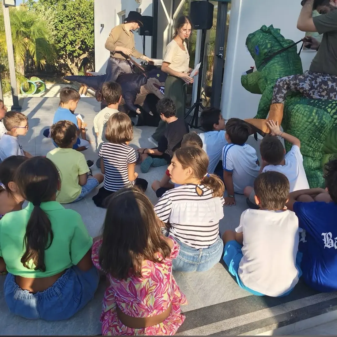 Bambini coinvolti nello spettacolo a tema dinosauri con animatori del Mago Max