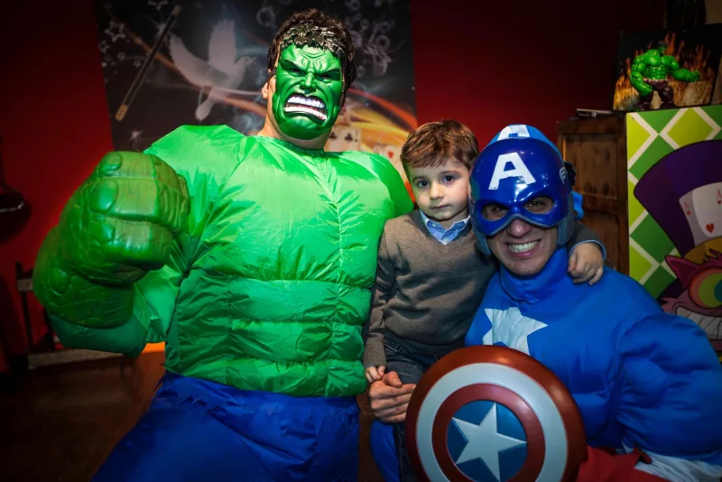 Hulk e Capitan America con un bambino alla festa di compleanno