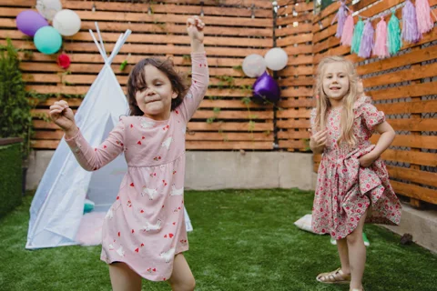Bambini ballano a mini disco con luci colorate