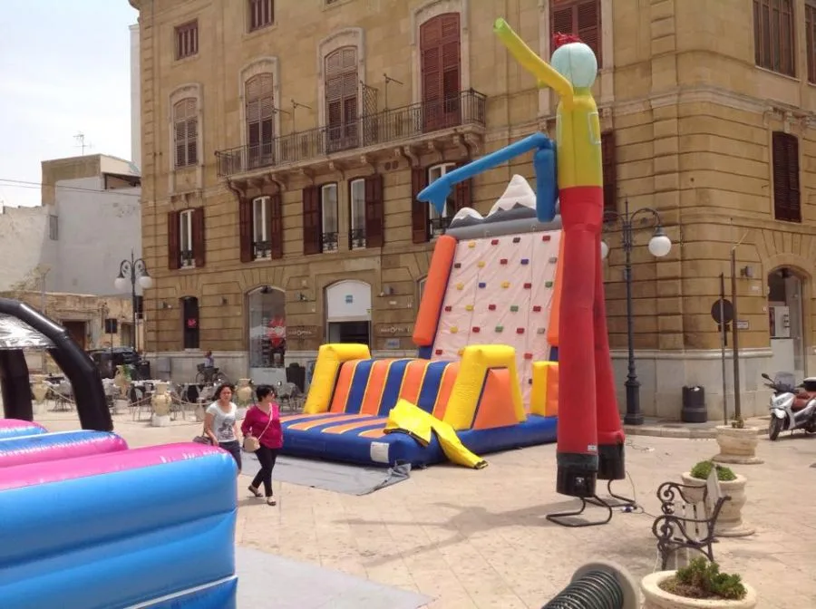 Gonfiabile arrampicata per evento pubblico in piazza Palermo