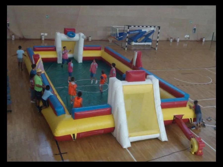 Calcio balilla umano gonfiabile con bambini che giocano