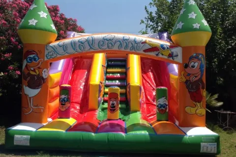 Castello gonfiabile Topolino con scivolo in giardino siciliano
