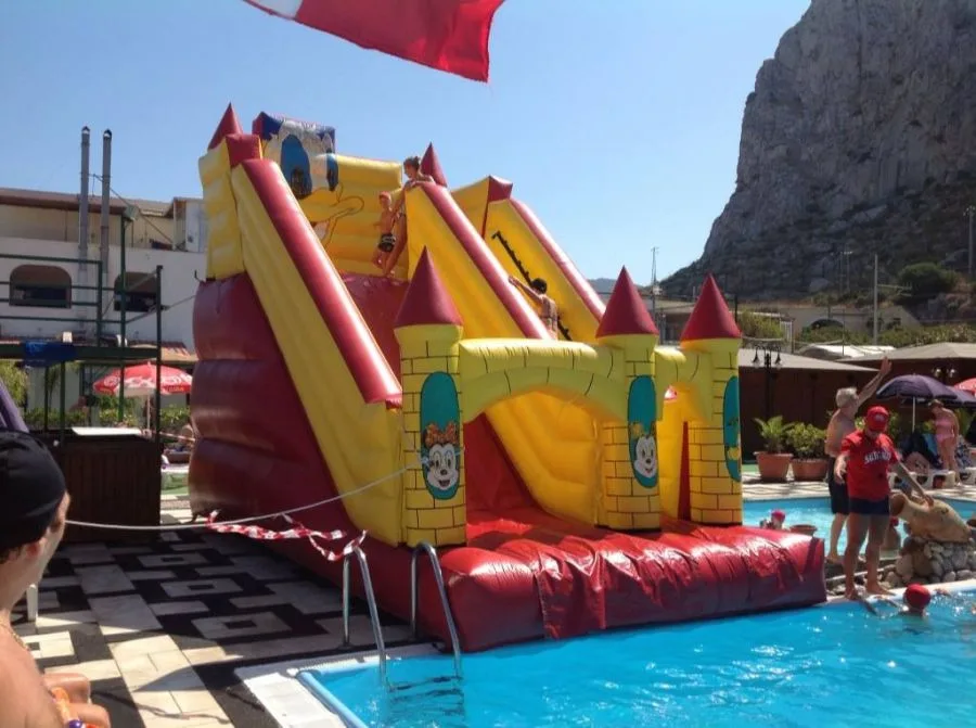 Castello scivolo gonfiabile a bordo piscina hotel