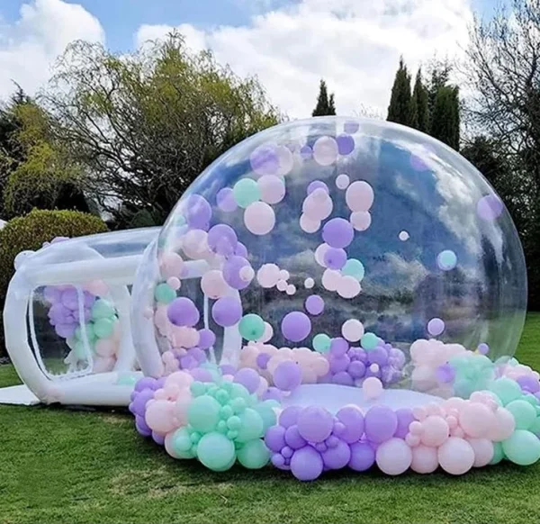 Sfera trasparente gonfiabile con palloncini pastello per eventi speciali — esclusivo Mago Max