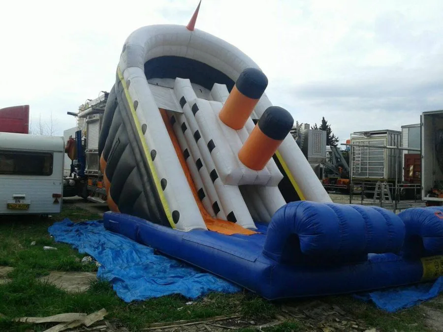 Scivolo gonfiabile gigante a tema Titanic per sagre ed eventi