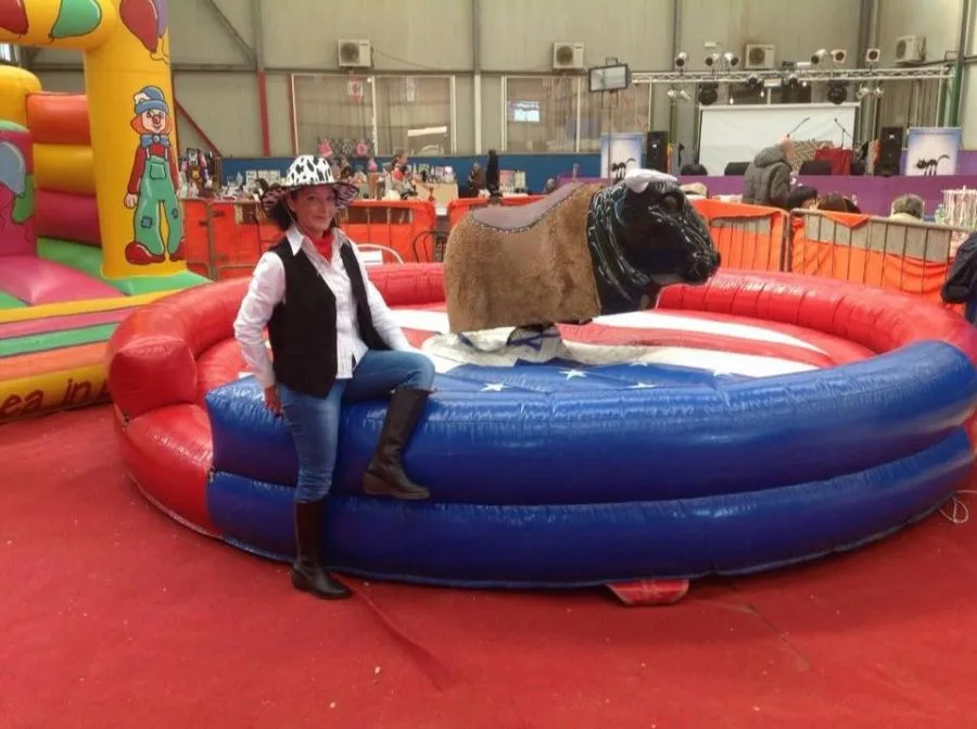 Toro meccanico rodeo gonfiabile per eventi adulti
