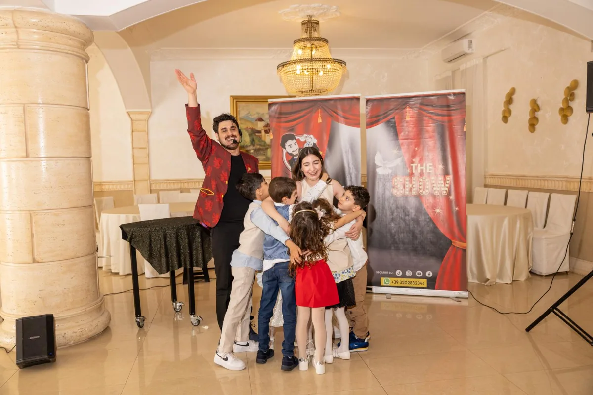 Abbraccio finale del Mago Max con il bambino festeggiato alla Prima Comunione