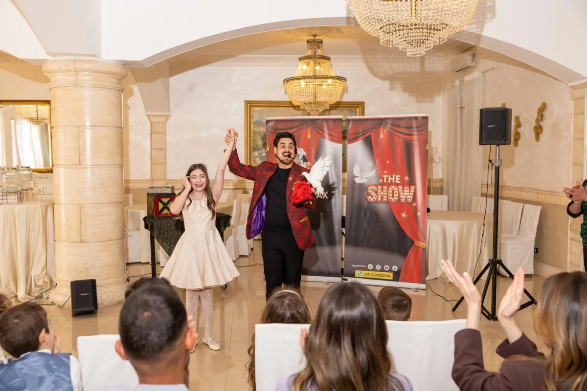 Apparizione magica della colomba bianca nello spettacolo del Mago Max per Prima Comunione