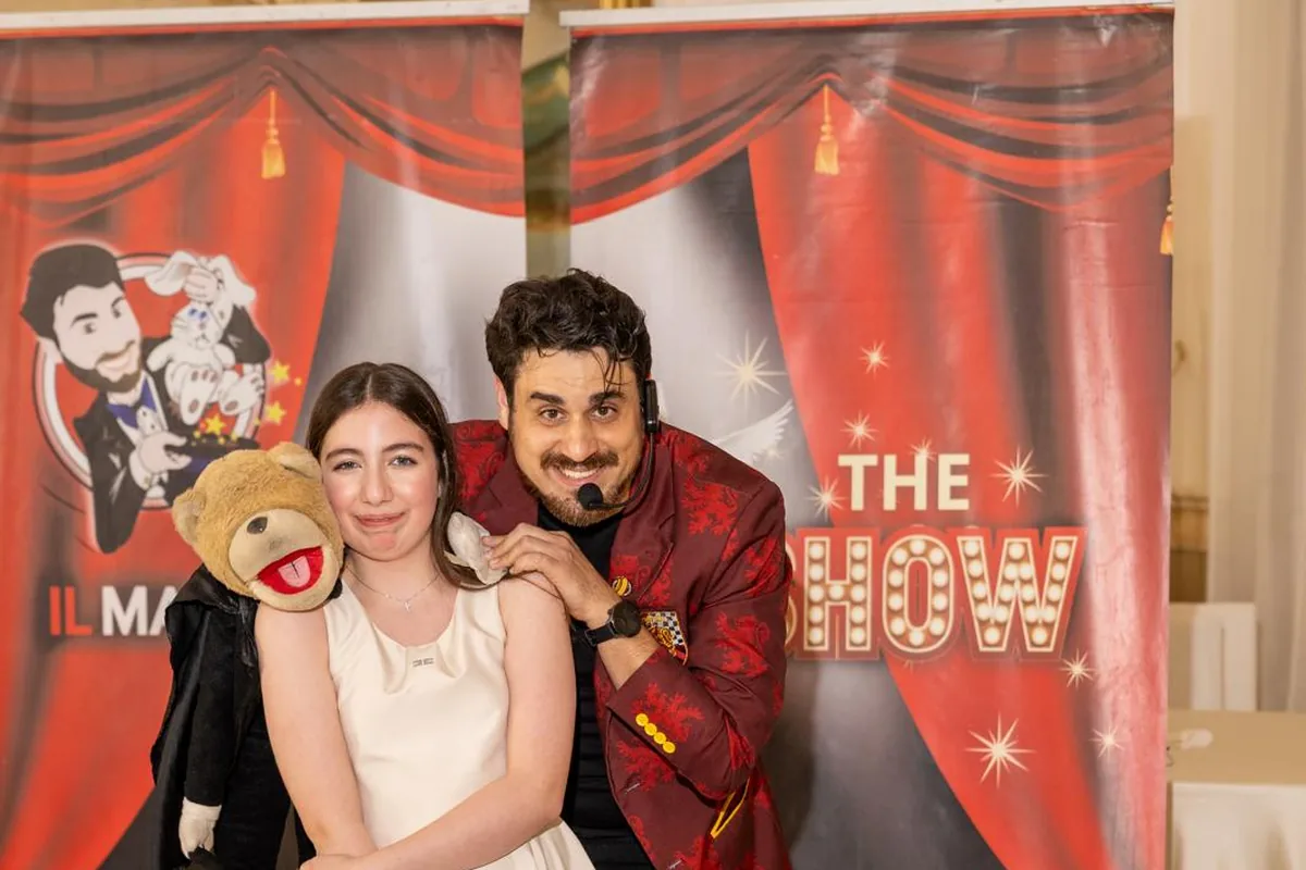 Il Mago Max con Tano il pupazzo ventriloquo allo spettacolo di Prima Comunione