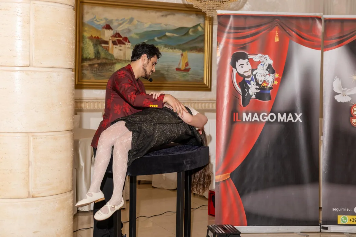 Il Mago Max esegue una levitazione magica durante lo spettacolo di Prima Comunione