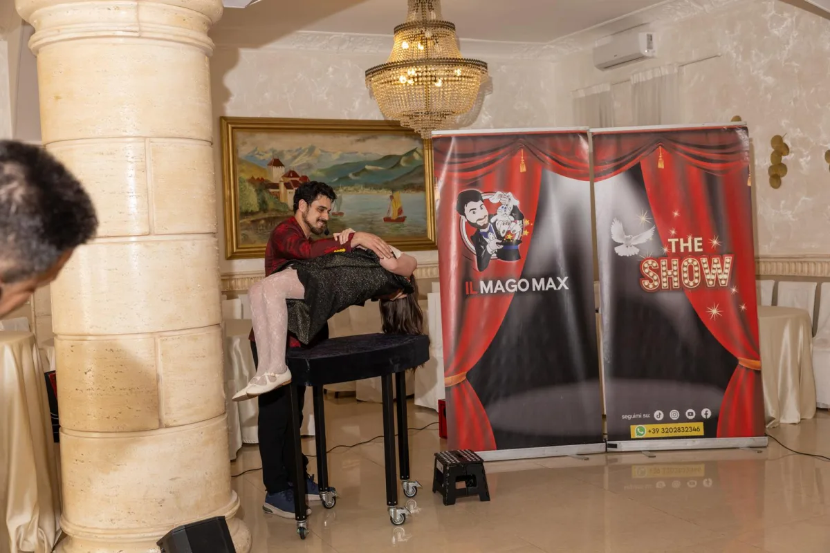 Momento di levitazione nello spettacolo di magia del Mago Max per Prima Comunione