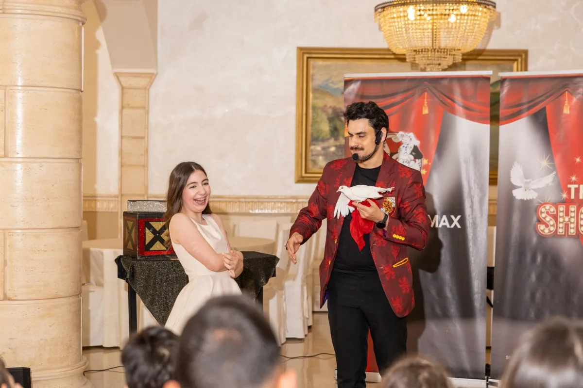 Bambini e adulti in piena risata allo spettacolo del Mago Max per Prima Comunione