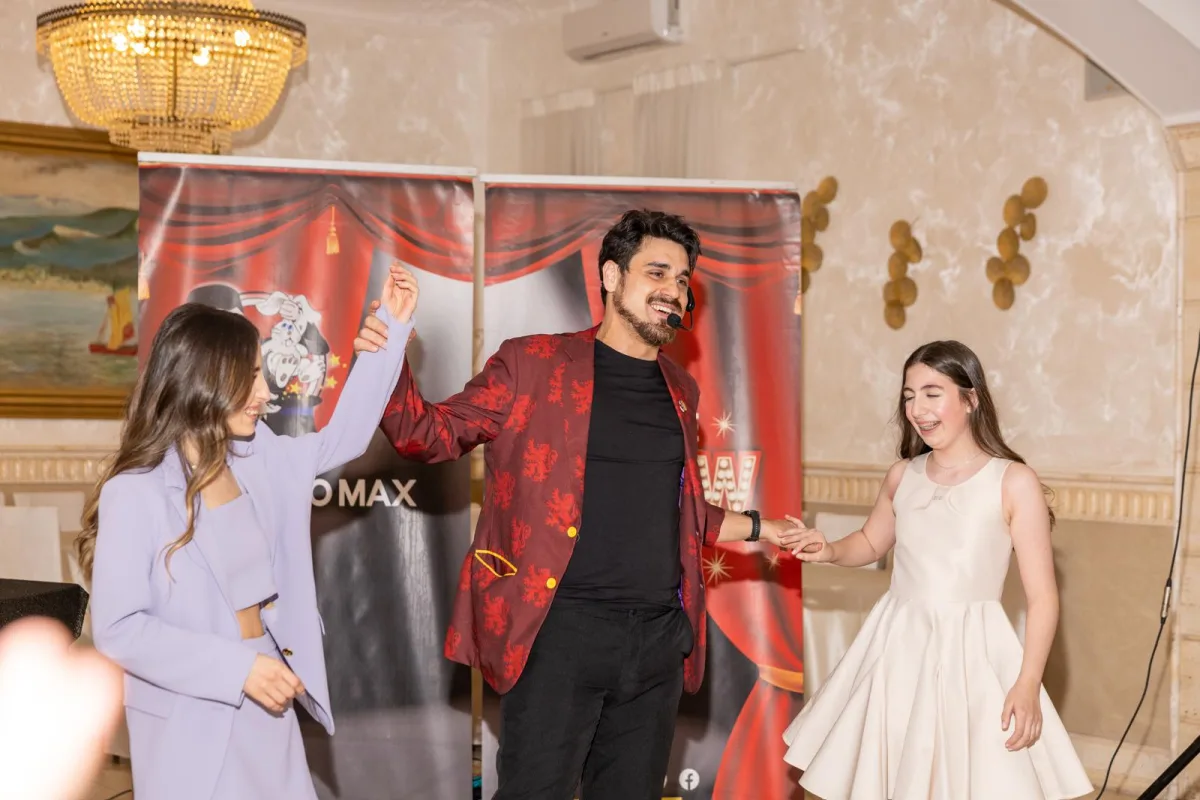 Spettacolo interattivo del Mago Max con i bambini alla Prima Comunione