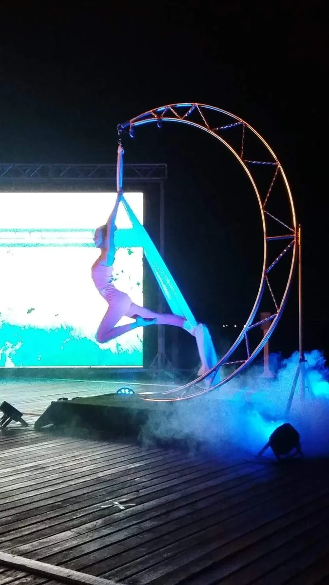 Performance aerea con scenografia LED a un grande evento in Sicilia
