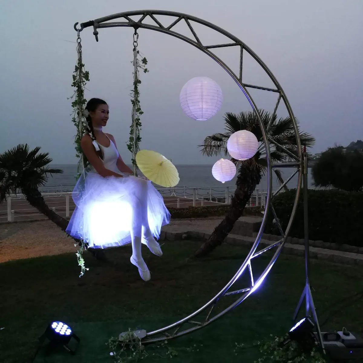 Animatrice in tutù luminoso su altalena luna gigante a ricevimento matrimonio in Sicilia vista mare