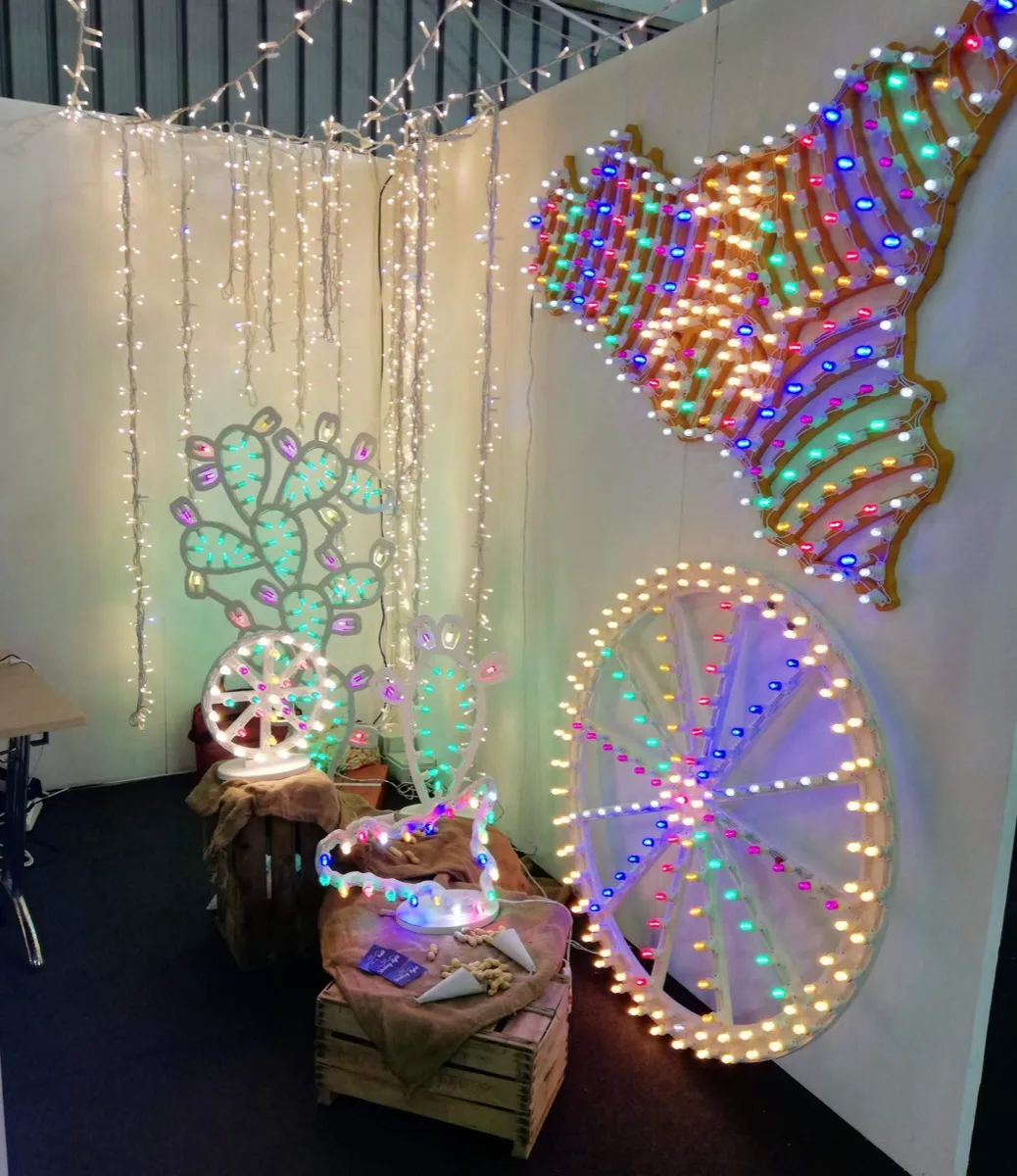 Scenografie luminose con cactus, fico d'india e Sicilia stilizzata a fiera ed eventi aziendali