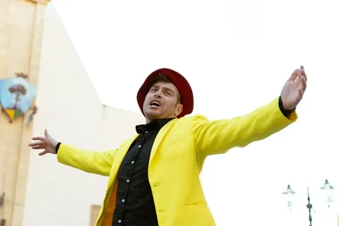 Clown Zazu in street show di clownerie davanti al pubblico