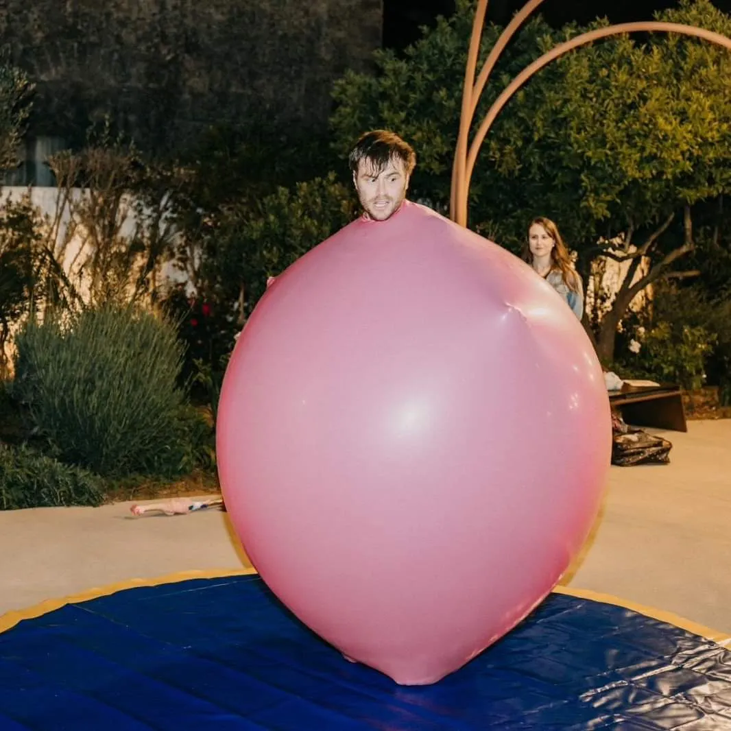 Il clown dentro il pallone gigante durante il gran finale dello street show