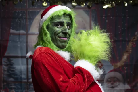 Il Grinch vestito da Babbo Natale allo spettacolo di Natale di Mago Max