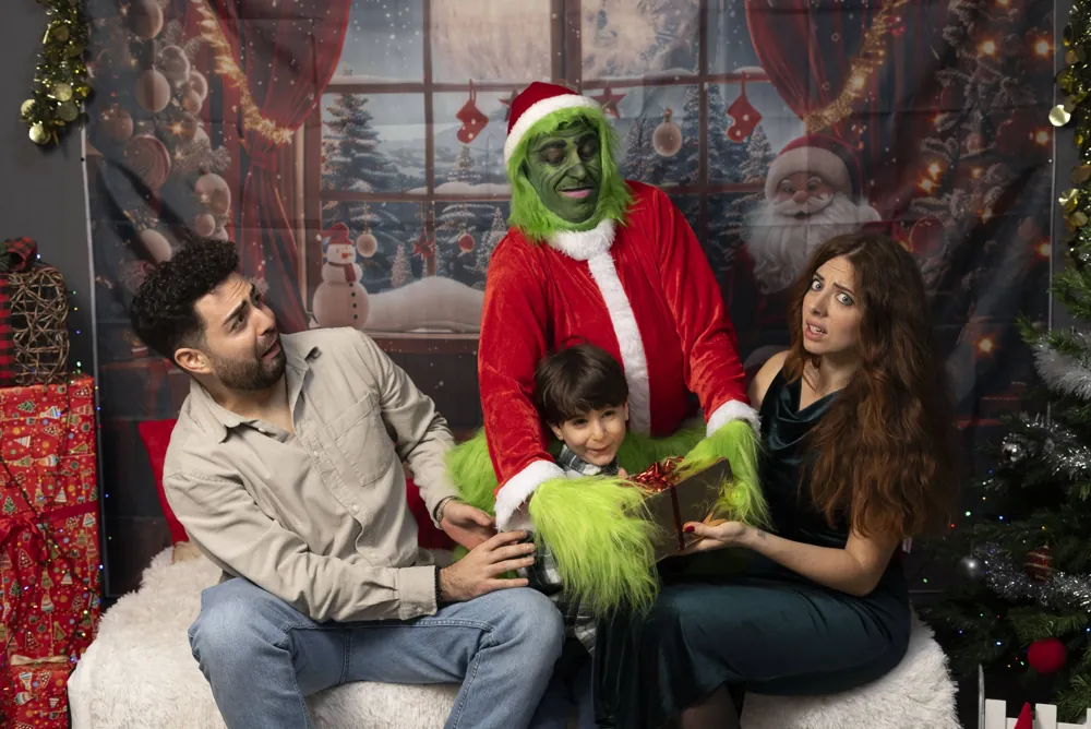 Il Grinch consegna un regalo a una famiglia durante l'evento natalizio