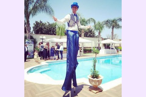 Trampoliere elegante in costume blu argento a bordo piscina - performance matrimoni Sicilia