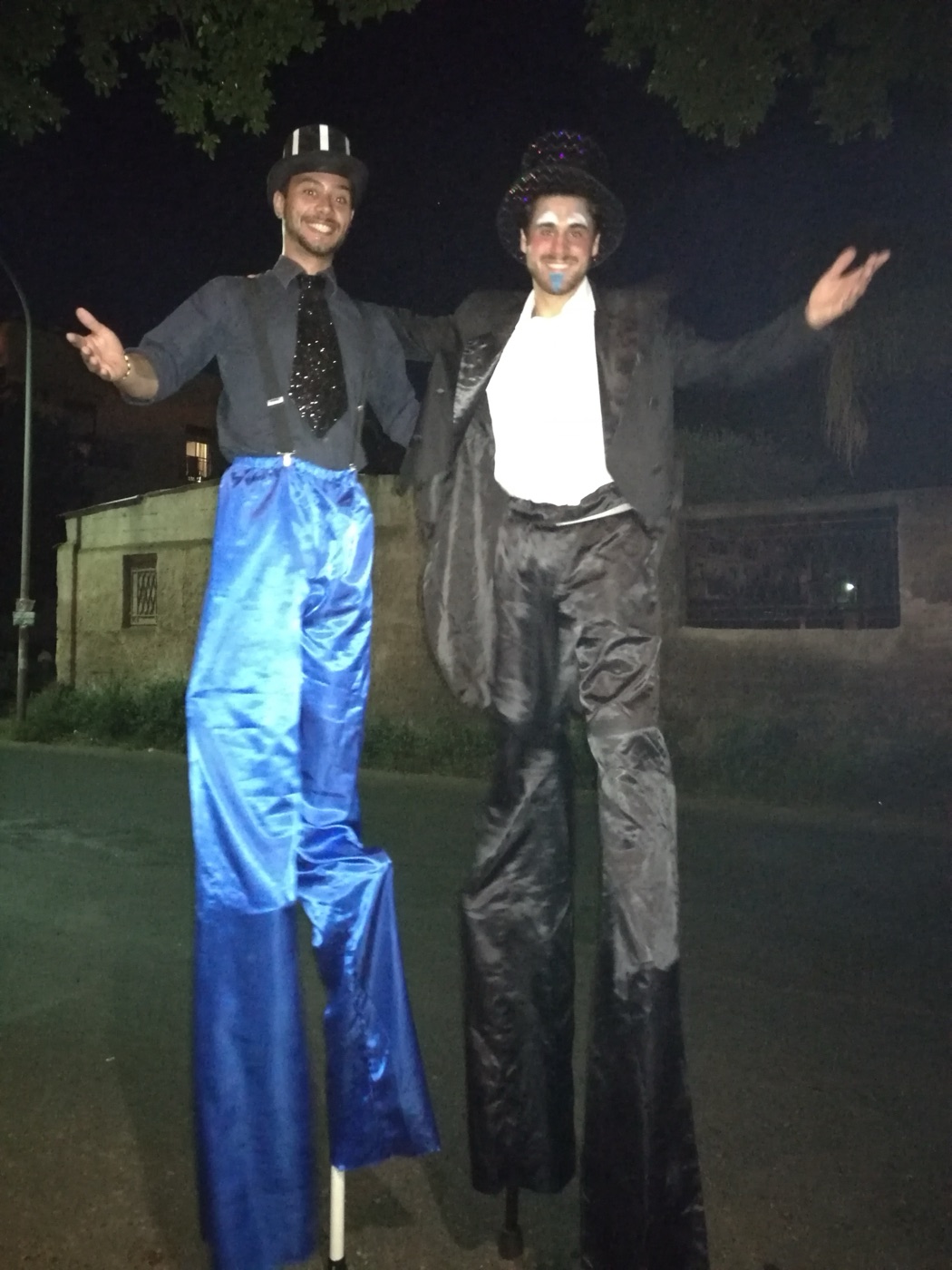 Coppia trampolieri eleganti serata urbana costumi blu nero